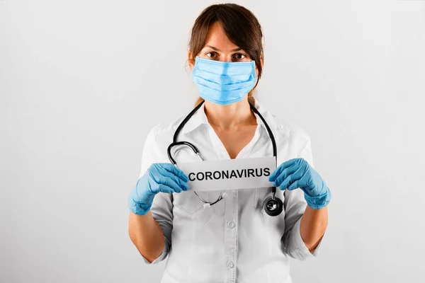 Coronavirus Witte Kaart Met Tekst Coronavirus Doktershanden Witte Vacht Handschoenen — Stockfoto