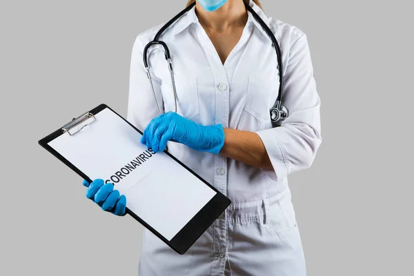 Médico Mulher Branco Uniforme Segurando Bordo Com Texto Coronavirus 2019 — Fotografia de Stock