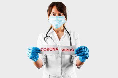 Endişeli doktor covid-19 kartını yırtıyor
