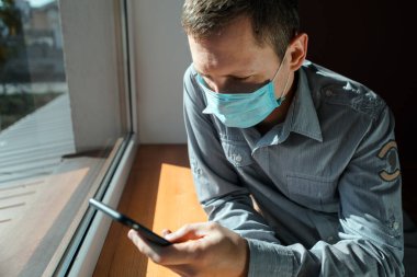 Koronavirüs salgınında eve kapatılmış bir adam.. 