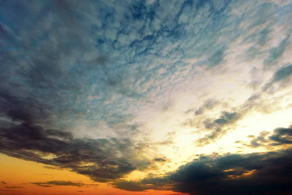劇的な光で雲の上の美しい夕日の空 — ストック写真