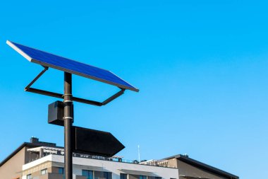 Güneş paneli bir direğe monte edilmiş. Güneş paneli bir direğe monte edildi