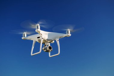 Mavi gökyüzü arka planında uçan İHA