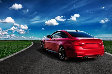 Asfalt yolda kırmızı spor araba