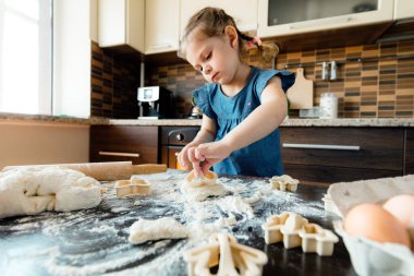 Anne ve kızı mutfakta hazırlansın. Sağlıklı beslenme ve yaşam tarzı kavramı. Aile değeri.