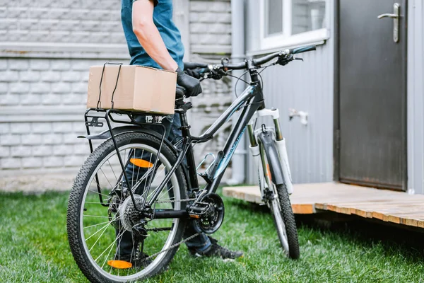 Entrega Domiciliar Pandêmica Alimentos Por Bicicleta Distanciamento Social Para Risco — Fotografia de Stock