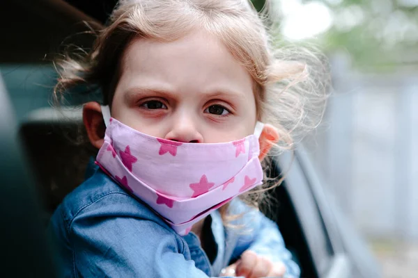 Little Girl Medical Mask Car Window Hygiene Mask Protection Coronavirus — Stock Photo, Image