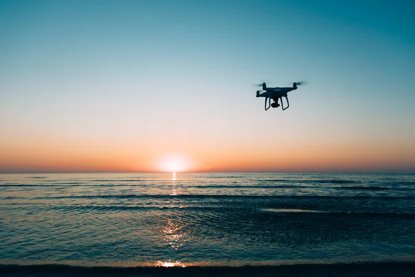 Fliegende Drohne Vor Dem Hintergrund Des Sonnenuntergangs Auf Dem Meer — Stockfoto