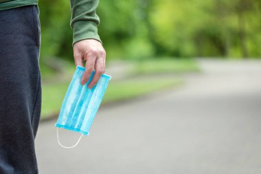 Adam doğada bir maske tutuyor.