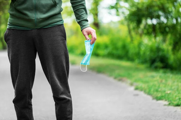 Adam doğada bir maske tutuyor.