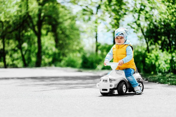 Niño Conduce Coche Parque Después Cuarentena — Foto de Stock