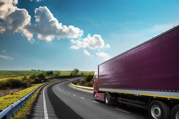 Aankomst Witte Vrachtwagen Weg Een Landelijk Landschap Bij Zonsondergang — Stockfoto