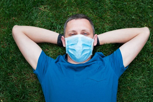 Masked Man Outdoors Quarantine — Stock Photo, Image