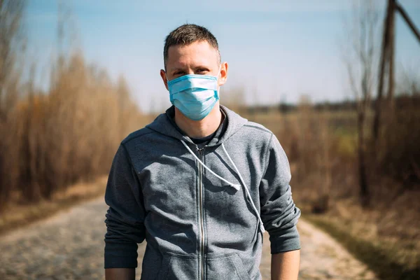 Karantinadan sonra maskeli adam