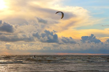 gün batımında kitesurfer