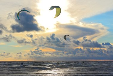 gün batımında kitesurfer