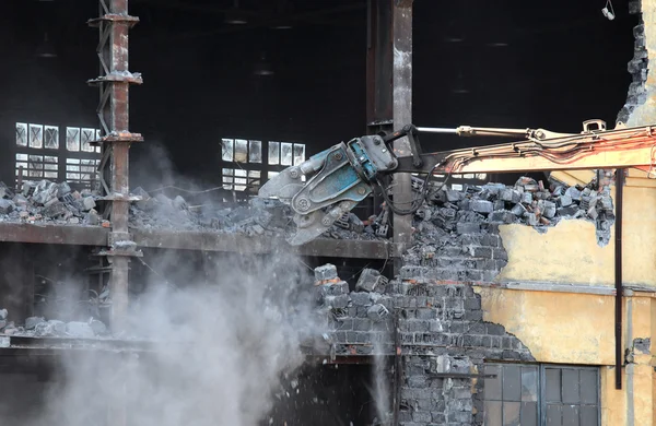 Demolition of houses by hydraulic crasher — Stock Photo, Image