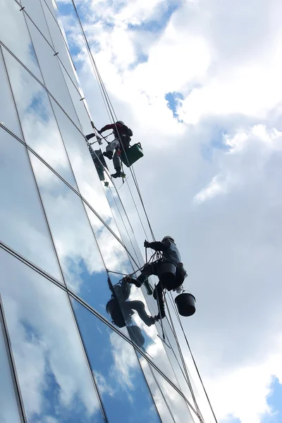 Glazen wand schoonmaken. — Stockfoto