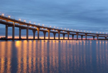 Neva Nehri'nin ağız otomobil köprüden