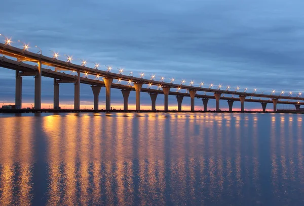 Neva Nehri'nin ağız otomobil köprüden