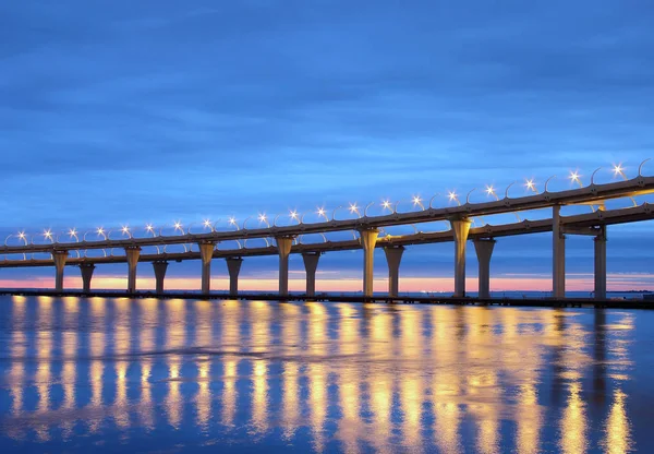 Neva Nehri'nin ağız otomobil köprüden