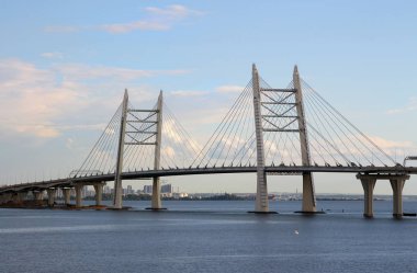 Neva ağız otomobil köprüden