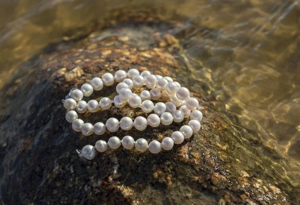 Pearl beads on the underwater rock — Stock Photo, Image