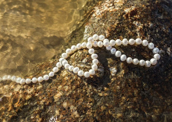 Pearl beads on the underwater rock — Stock Photo, Image