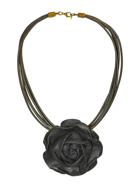 Кожаный кулон в форме розы — стоковое фото