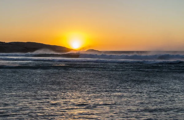 南アフリカ ケープタウン サンディ ビーチの Lundadno 夕日の光線で — ストック写真