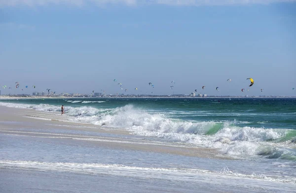 Kitesurf Ciudad Del Cabo Con Telón Fondo Table Mountain — Foto de Stock