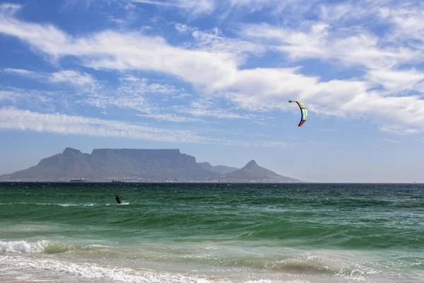 Kitesurf Ciudad Del Cabo Con Telón Fondo Table Mountain — Foto de Stock