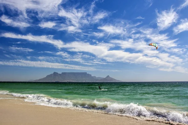 Kitesurf Ciudad Del Cabo Con Telón Fondo Table Mountain — Foto de Stock