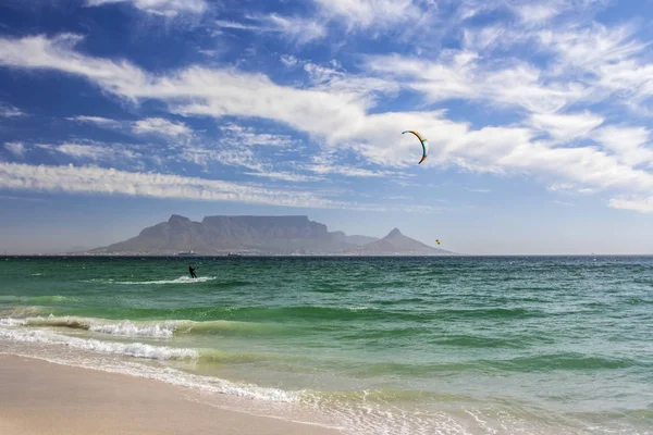 Kitesurfen Kaapstad Tegen Achtergrond Van Tafelberg — Stockfoto
