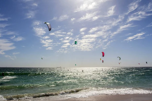 Kitesurfen Aan Atlantische Oceaan Kaapstad Tegen Achtergrond Van Een Heldere — Stockfoto