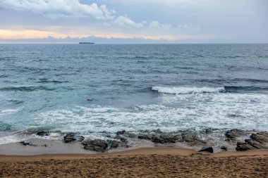 Güney Afrika'da Hint Okyanusu kıyısında güçlü sörf