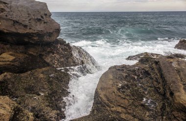 Güney Afrika'da Hint Okyanusu kıyısında güçlü sörf