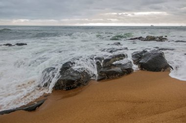 Güney Afrika'da Hint Okyanusu kıyısında güçlü sörf