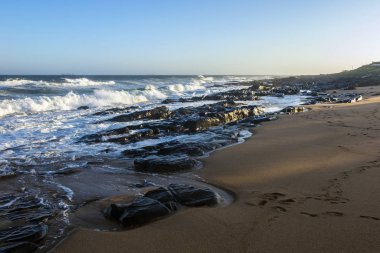 Güney Afrika'da Hint Okyanusu kıyısında güçlü sörf