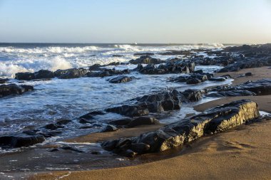 Güney Afrika'da Hint Okyanusu kıyısında güçlü sörf