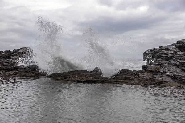 南アフリカ共和国のインド洋の海岸に強力なネット サーフィン — ストック写真