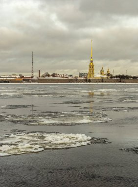 St. Petersburg 'un klasik manzarası. Neva 'da buz