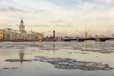 St. Petersburg 'un klasik manzarası. Neva 'da buz