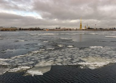 St. Petersburg 'un klasik manzarası. Neva 'da buz