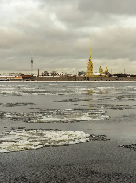 圣彼得堡的经典景观 涅瓦河上的冰 — 图库照片