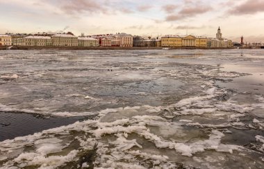 St. Petersburg 'un klasik manzarası. Neva 'da buz