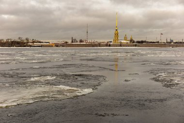 St. Petersburg 'un klasik manzarası. Neva 'da buz