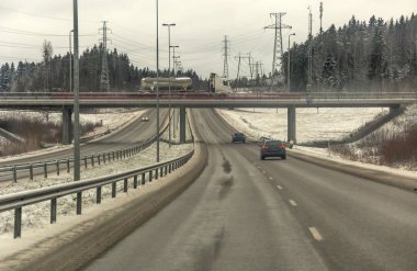 Bulutlu bir kış gününde Finlandiya 'da otoyol trafiği