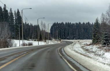 Bulutlu bir kış gününde Finlandiya 'da otoyol trafiği