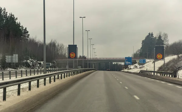 Ruch Autostradzie Finlandii Pochmurny Zimowy Dzień — Zdjęcie stockowe